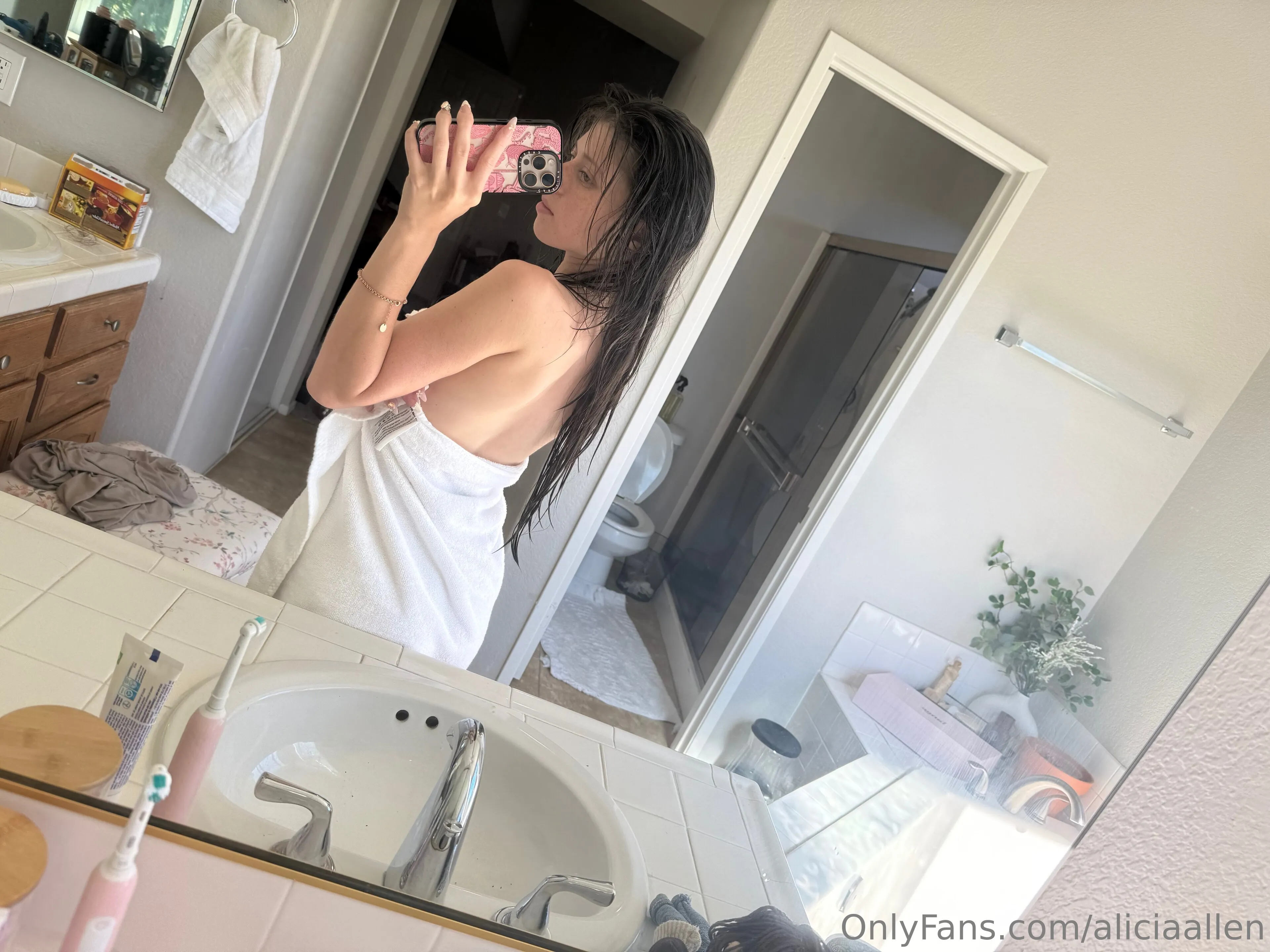 Alicia Allen OnlyFans exclusive photo 5 - aliciaallen premium content