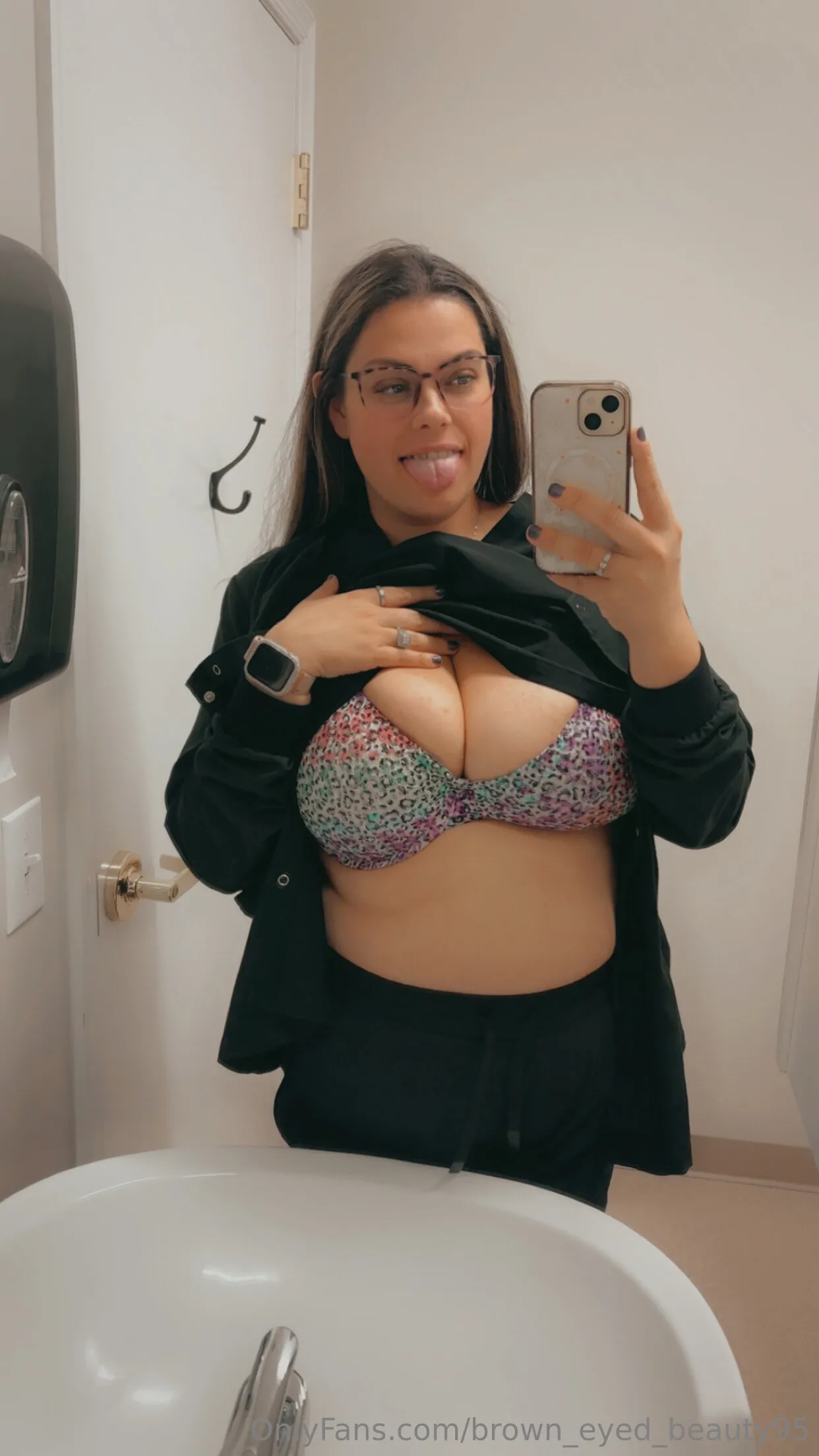 Tina 😘 OnlyFans exclusive photo 1 - brown_eyed_beauty95 premium content